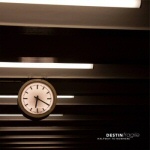 Valokuva seinäkellosta, jonka viisarit näyttävät aikaa 8.30.