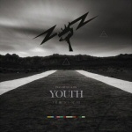 Harmaasävyinen valokuva tiedstä, joka jatkuu suorana kaukaisuuteen. Kuvan yläosaan piirretty mustia salamoita.