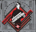 Harmaa tausta, jota vasten valokuva miehestä pitämässä kosketinsoitinta käsissään.