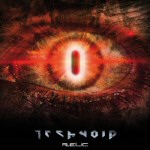 Technoid-logo kuvan alaosassa mustaa taustaa vasten. Kuvan yläosassa suuri hypnoottinen, punaista valoa hohtava silmä.