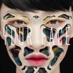 Valokuva ihmisen kasvoista, jotka täynnä eri muotoisia reikiä ja joista paljastuu kuin kirjan sivuja.