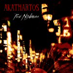 Mustaa taustaa vasten valokuva kynttilöistä. Vasemmassa yläkulmassa Akathartos-logo punaisella värillä.