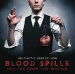 "Blood Spills Not Far From The Wound" -albumin nimi kuvan alaosassa mustaa vasten valkoisella ja punaisella värillä. Yläosassa valokuva pukumiehestä.