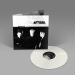 Harmaata taustaa vasten LP-kotelo ja sen vieressä valkoinen vinyylilevy.