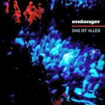 Mustaa taustaa vasten sinistä tuhrua, vasemmassa yläkulmassa punaistakin.