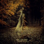 Valokuva aavemaisesta hahmosta seisomassa syksyisten puiden luona.