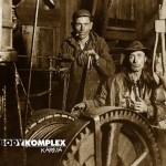 Harmaasävyinen valokuva miehistä koneiden ääressä. Vasemmassa alakulmassa BodyKomplex-logo valkoisella.