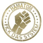 Valkoista taustaa vasten piirros nyrkistä, joka ympyrän sisällä. Kuvan yläosassa lukee Hamatom ja alaosassa "Fick Das System".