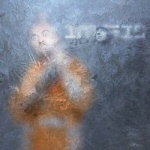 Valokuva jään alla tai takana seisovasta ihmishahmosta.