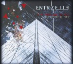 Piirros suuresta valkoisesta kulmasta, joka on tummanharmaata taustaa vasten. Oikeassa yläkulmassa Entrzelle-logo.