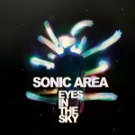Mustaa taustaa vasten paksuja valojuovia ja niiden lomassa valkoisella värillä Sonic Arean nimi ja nimen alla lukee "Eyes in the Sky".