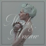 Keskiharmaata taustaa vasten piirros vanhasta naisesta kuvattuna sivusta päin. Nainen katsoo vasemmalle.