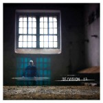 Valkoisten kehysten sisällä valokuva vankiselliä muistuttavasta kopista.