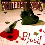 Valokuva naisen jalasta, jossa paksupohjainen musta kenkä ja jonka vieressä on verilätäkössä lilluva mikrofoni.