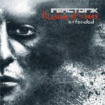 Harmaasävyinen ja kuluneelta näyttävä kuva ihmisen kasvoista, jotka tyynet mutta murheelliset.