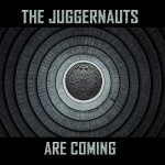 Kuvan yläosaan ja alaosaan sijoitettu "The Juggernauts Are Coming" -albumin nimi. Kuvan keskellä suuri symmetrisiä rinkuloita sisältävä harmaa levy.