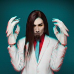 3D-valokuvaa muistuttava foto pitkähiuksisesta miehestä, joka pukeutunut valkoiseen pukuun ja jonka käsissä valkoiset rukkaset.