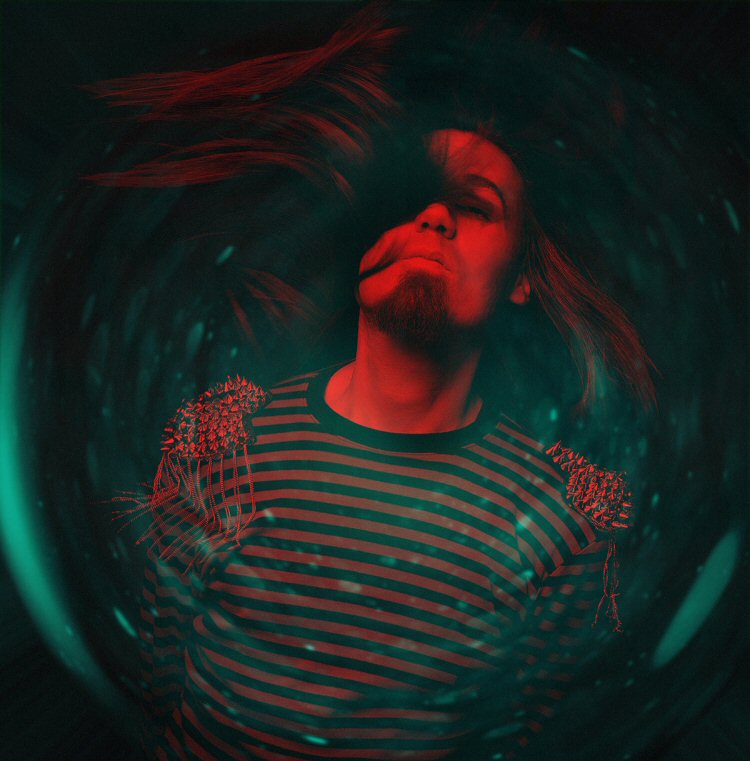 Vihertävä valokuva punaisesta miehestä, joka näyttää olevan veden pinnan alla.