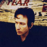 Recoil-yhtyeen Alan Wilder seisoo tummasävyisessä valokuvassa. Miehellä mustat hiukset ja mustaa vaatetusta yllään. Hänestä näkyy vain ylävartalo. Taustalla jonkinlainen paperi tai kangas, jossa lukee punaisella 'fear'.