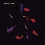 Mustaa taustaa vasten maalattu erilaisia juovia punaisella, violetilla ja siniselläkin värillä.