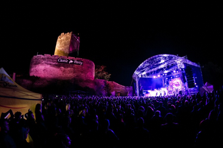 Castle Partyn yleisömerta sinisten ja violettien spottien valaistuksessa.
