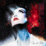 Valokuva naisesta, joka katselee kasvot kalpeina sivuttain ylöspäin. Vasemmassa reunassa mustaa taustaa, oikealla verenpunaista utua.