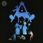 Mustaa taustaa vasten sinisellä värillä erilaisten olentojen siluetteja. Vasemmassa yläkulmassa on valkoisella värillä geometrinen kuvio.