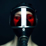 Mustaa taustaa vasten potretti ihmisestä, jonka kasvoilla naamari.