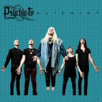 Sinistä taustaa vasten valokuva viidestä rivissä seisovasta ihmisestä, joista keskimmäinen vaikuttaa levitoivan.