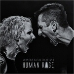 Harmaasävyinen valokuva, jossa mustaa taustaa vasten vasemmalla karjuu nainen kohti oikealla karjuvaa miestä. Myös mies karjuu.