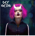 Valokuva naisesta, jolla räikeä pinkki tukka ja valkoisina hohtavat sarvet otsassa. Vasemmassa yläkulmassa lukee valkoisella "Def Neon".