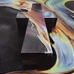 Eri värinen risti, joka pystysuuntaisesti lojuu värikästä taustaa vasten.