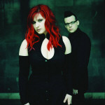 L'âme Immortelle -bändin kaksi perustajajäsentä, eli Sonja ja Thomas, seisovat tummanvihreää taustaa vasten. Etualalla Sonja, jolla kirkkaanpunaiset hiukset ja musta mekko. Mies seisoo mustiin pukeutuneena ja silmälasit päässä naisen takana.