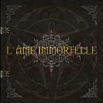 L'âme Immortelle -bändin uuden kokoelmalevyn kansikuva, josa tummanruskeaa taustaa koristaa taiteelliset, goottityyliset, ornamenttikuviot. Keskellä kantta bändin logo.