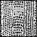 Mustavalkoinen piirros, jossa suomukuvion seassa lukee sikin sokin kirjaimia.