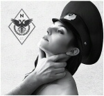 Harmaasävyinen valokuva naisesta, jonka kurkulla on käsi, ja joka pitää päässään koppalakkia. Ylävasemmalla näkyy Nachtmahrin logo.