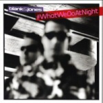 Suttuinen ja harmaasävyinen valokuva kahdesta aurinkolasipäisestä miehestä. Kuvan yläosassa lukee Blank & Jones valkoisella violettia vasten, sen oikealla puolen "#Whatwedoatnight" punaista vasten.