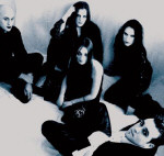 Mustavalkoinen ja ylivalottunut bändikuva Virgin Black -ryhmän kokoonpanosta, johon kuuluu yhden mustahiuksisen naisen lisäksi neljä mustahiuksista ja tummiin vaatteisiin pukeutunutta miestä.