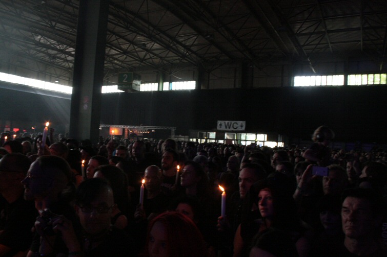 Yleisömerta Wave-Gotik-Treffenin Agra-hallissa.