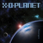 Avaruuskuva, jossa X-O-Planetin logo sinisellä värillä kuvan yläosassa. Alaosassa sininen planeetta, jonka takaa hohtaa punainen tähti.