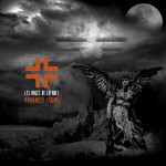 Synkkä, harmaasävyinen valokuva enkeliä muistuttavasta hahmosta myrskytaivaan alla.