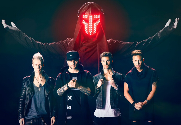 Mustaa taustaa vasten neljä miestä rivissä. Heidän takana suurempana valonaamainen mustakaapu.