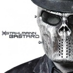Valkoista taustaa vasten teräsnaamaria kasvoilla pitävä hahmo, jonka vasemmalal puolella Stahlmann-logo ja sen alla Bastard-albumin nimi.