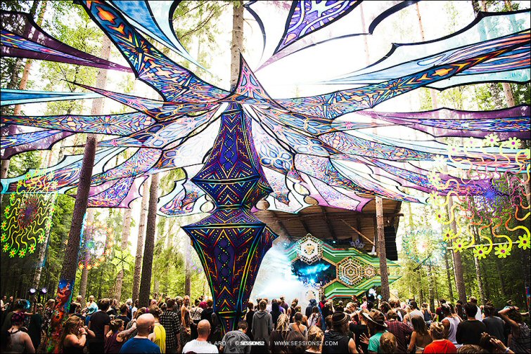 Kuvassa Kosmos Festivalin yleisöä ja valtavia koriste-elementtejä.