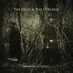 Synkkä valokuva kahdesta ihmishahmosta mustiin pukeutuneina ja suttuisina. Kuvan yläosasasa The Devil & The Universe -logo tikkukirjaimin.