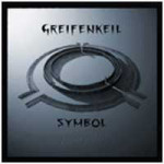 Greifenkeil-yhtyeen "Symbol"-albumin kansikuva, jossa näkyy tummaa ja haaleansinistä taustaa vasten ympyränmuotoisia symboleja.