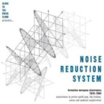 Valkoista taustaa vasten geometrisia muotoja harmaalla värillä ja oikeassa alakulmassa sinisellä "Noise Reduction System 1974-84" -kokoelman nimi.