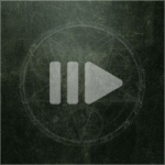 Synkkä, lähes musta, tausta ja sitä vasten toistonappia muistuttava vaaleanharmaa kuvake.