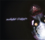 Mustaa taustaa vasten violetilla "zutiefst"-albumin nimi kaunokirjoituksella ja sen oikealla puolen ASP-logo. Oikeassa reunassa irvistelijä.