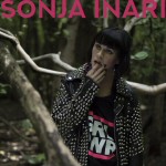 Valokuva mustahiuksisesta naisesta, jonka yllä lukee punaisella Sonja Inari.